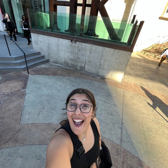 Meet your Posher, Camila - Picture 1 of 2